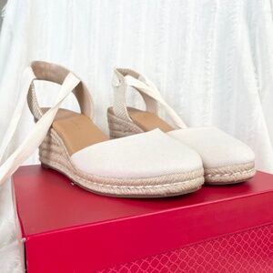 Kelly and Katie white tie heels